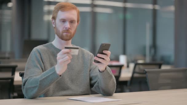 Молодой человек делает успешный онлайн-платеж на смартфоне — стоковое видео