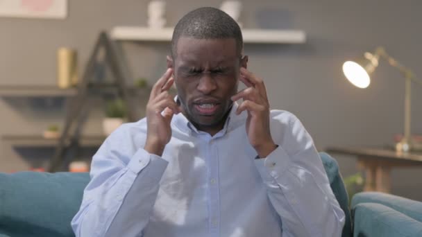 Retrato del hombre africano con dolor de cabeza — Vídeos de Stock
