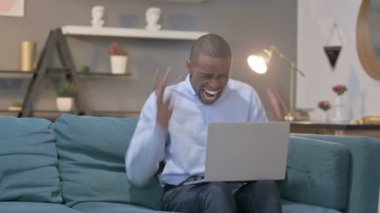 Dizüstü bilgisayar kullanırken Afrikalı Adam Şok Oldu 