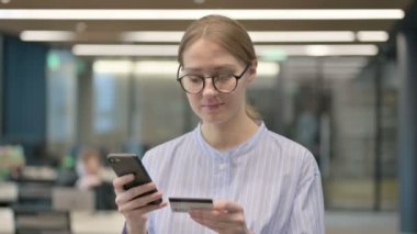 Smartphone 'da Çevrimiçi Ödeme Hatası Yapan Genç Kadın Portresi