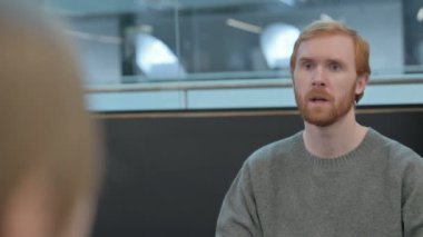 Arka Bakış: Genç Adam Kişiyle Konuşuyor