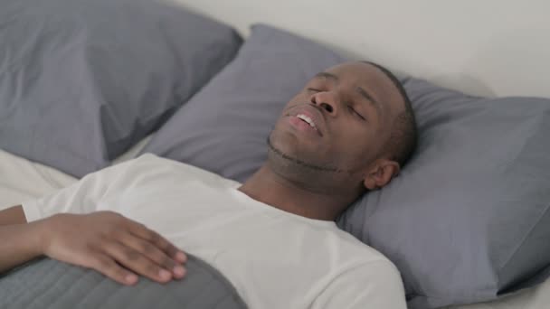 Africano uomo svegliarsi da incubo a letto — Video Stock