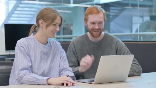 Νεαρός άνδρας και γυναίκα μιλώντας σε βίντεο κλήση στο φορητό υπολογιστή — Αρχείο Βίντεο