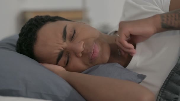 Africano donna avendo collo dolore mentre dormire in letto — Video Stock