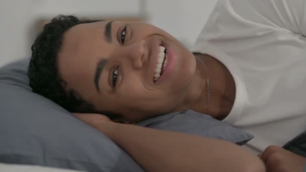 Africano donna parlando su video chiamata mentre posa in letto — Video Stock