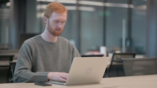 Giovane uomo che lavora sul computer portatile in ufficio — Video Stock