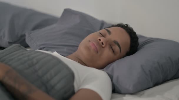 Afrikansk kvinna som har huvudvärk medan hon sover i sängen — Stockvideo