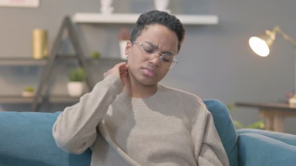 Retrato de mujer africana con dolor de cuello — Vídeos de Stock