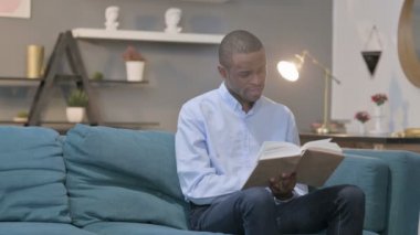 Afrikalı Adam Koltukta Otururken Kitap Okuyor