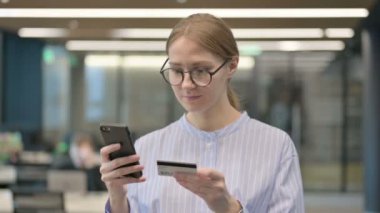 Smartphone 'da Çevrimiçi Ödeme Yapan Genç Kadın Portresi, 