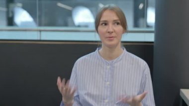Arka Bakış: Genç Kadın Kişiyle Konuşuyor