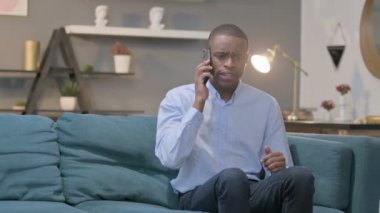 Kızgın Afrikalı Adam Smartphone 'da konuşuyor 