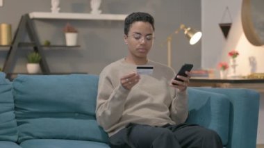 Afrikalı Kadın Smartphone 'da Çevrimiçi Ödeme Yapıyor