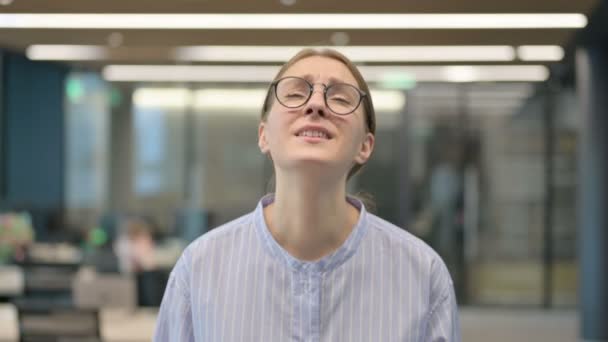Portret van een teleurgestelde jonge vrouw die reageert op verlies — Stockvideo