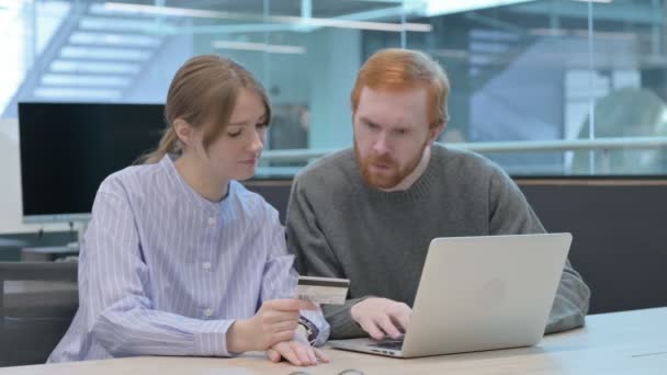 Jeune homme et femme effectuant le paiement en ligne sur l'ordinateur portable — Video