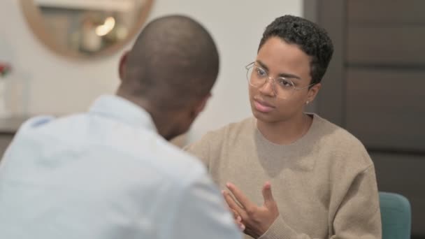 Sério Africano Mulher Falando com o homem africano no sofá — Vídeo de Stock