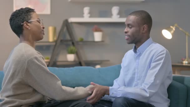 Älskande afrikansk man pratar med afrikansk kvinna medan du sitter på soffan — Stockvideo