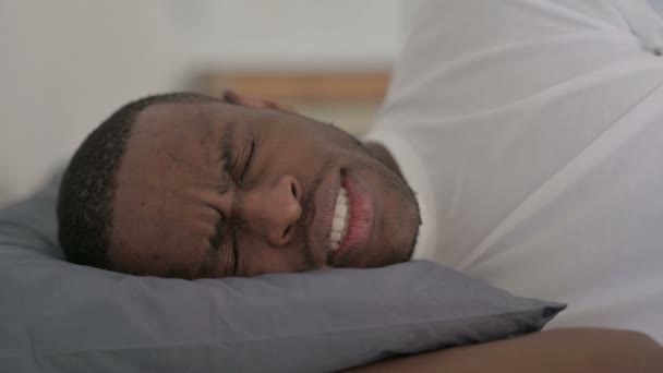 Blisko African Man ma ból głowy podczas snu w łóżku — Wideo stockowe
