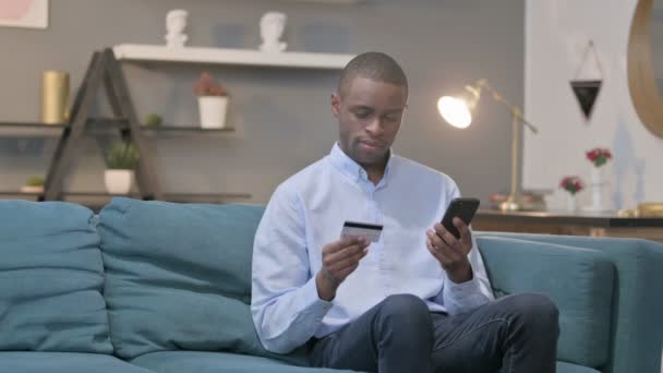Afrykański człowiek dokonywania płatności online awaria na smartfonie — Wideo stockowe