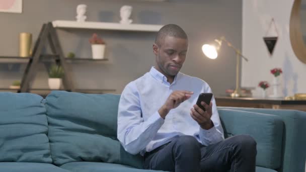 成功したアフリカ人男性はスマートフォンで祝う — ストック動画