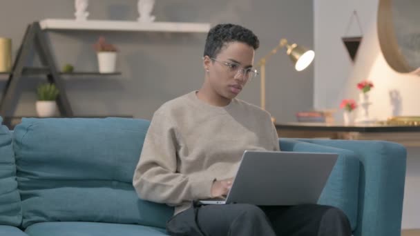 Donna africana con computer portatile con mal di schiena sul divano — Video Stock