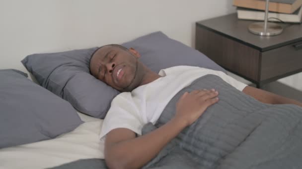 Africano homem acordando de pesadelo na cama — Vídeo de Stock
