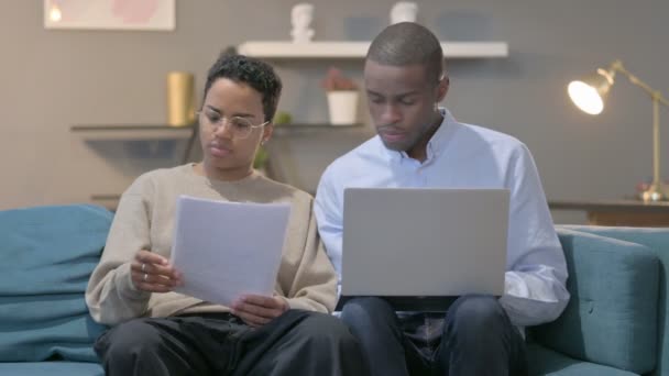 Paar mit Laptop hat Erfolg beim Lesen von Dokumenten — Stockvideo