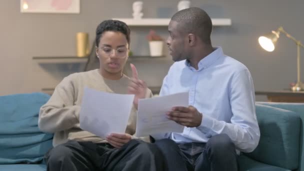 Couple ayant échoué lors de la lecture de documents sur le canapé — Video