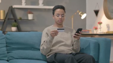 Akıllı Telefon 'da Afrikalı Kadın Başarısız Çevrimiçi Ödeme