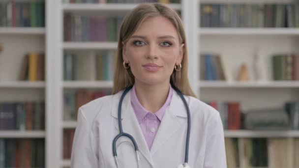 Portret van Lady Doctor schuddende hoofd als Ja Teken, Goedkeuring — Stockvideo