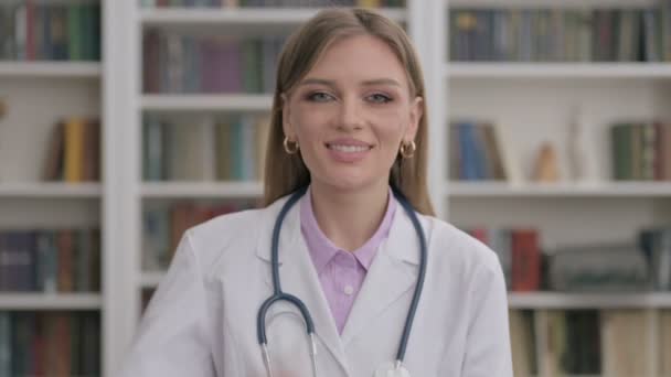 Retrato de Lady Doctor mostrando el signo de pulgares hacia arriba — Vídeo de stock
