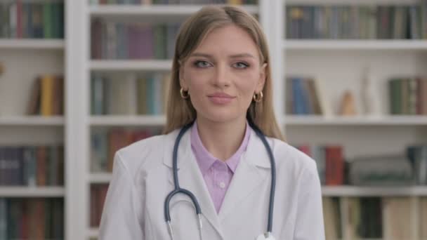 Portrait of Lady Doctor Showing Call me Sign — Vídeo de Stock