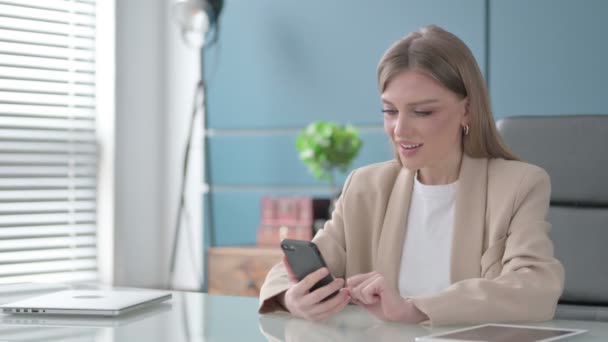 Successful Businesswoman Celebrating on Smartphone — Stock Video