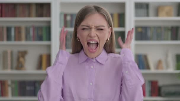 Retrato de mujer gritando, gritando — Vídeos de Stock