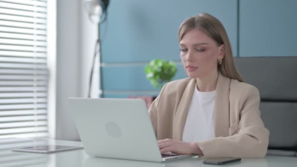 Affärskvinna Visar tummen upp Logga in När du använder laptop i Office — Stockvideo