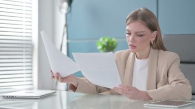 İş kadını ofiste otururken Haberleri okuyor