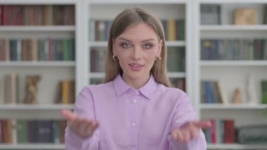 Kamerayı ve Daveti Gösteren Kadın Portresi 