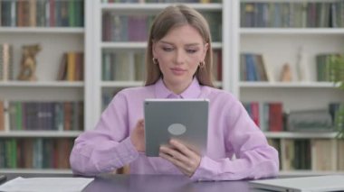 Ofisteki Tablette Başarı Kutlaması Kadını 