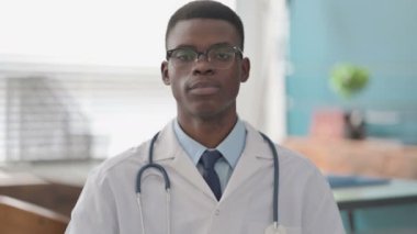 Genç Afrikalı Doktor Parmak İzi Yok, İnkar 