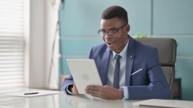 Ofisteki Tablette Başarıyı Kutlayan Genç Afrikalı İşadamı 