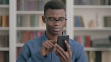 Genç Afrikalı Adam Akıllı Telefon 'da Zaferi Kutluyor