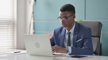 Genç Afrikalı İşadamı Ofiste Dizüstü bilgisayarda çalışıyor