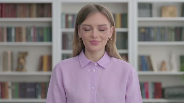 Ritratto di donna che scuote la testa come sì segno, approvazione — Video Stock