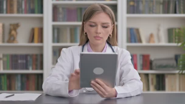 Lady Doctor Fira på Tablet i kliniken — Stockvideo