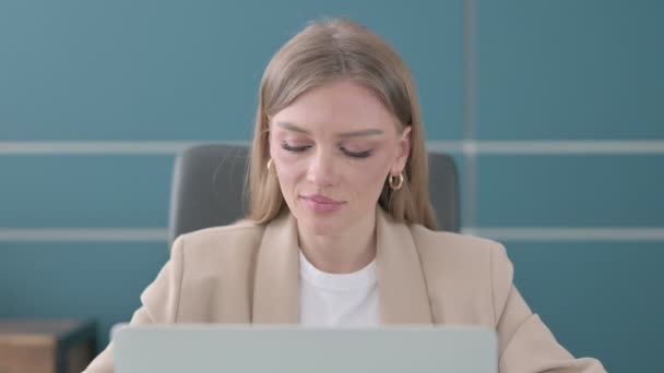 Primer plano de la mujer de negocios con el ordenador portátil sacudiendo la cabeza como sí — Vídeo de stock