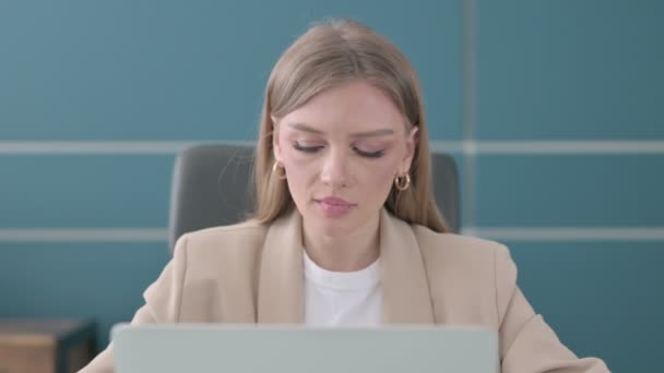Κοντινό πλάνο της επιχειρηματικότητας Εμφάνιση Thumbs Up Sign Ενώ χρησιμοποιείτε Laptop στο Office — Αρχείο Βίντεο