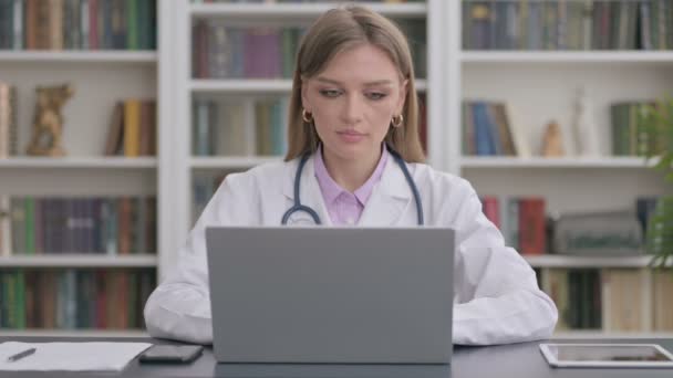 Lady Doctor Showing Thumbs Up Sign While using Laptop in Clinic — Vídeo de stock