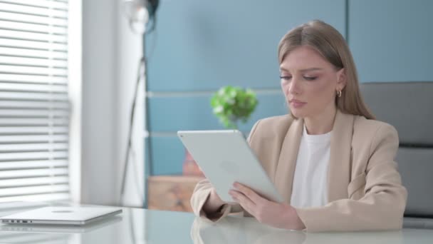 Zakenvrouw viert succes op Tablet in Office — Stockvideo