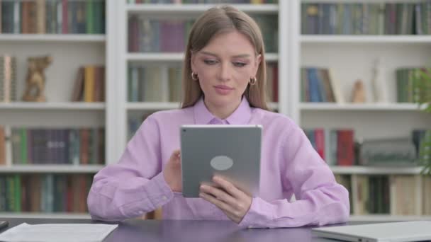 Kvinna firar framgång på Tablet in Office — Stockvideo