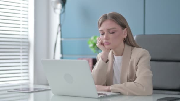 Unavená žena spí, zatímco sedí v kanceláři — Stock video